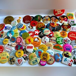 Lot of 90 French Canadian Vintage/Retro Badges from the 60s, 70s, 80s